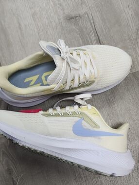 Nike Women’s Running Shoes - Cream/Light Yellow with Light Blue Swoosh